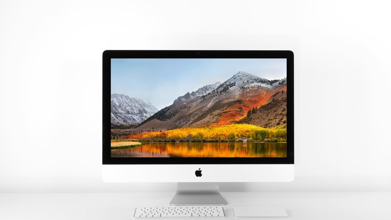 All-in-one computer op een bureau: scherm met ingebouwde computer, geen losse toren