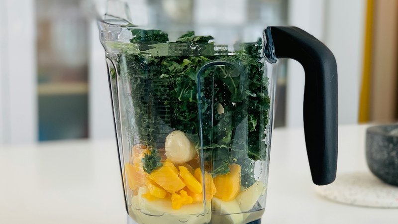 Blender en staafmixer naast elkaar op een aanrecht in de keuken