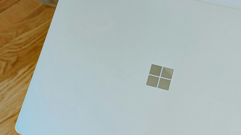 Laptop met Windows 11 en Copilot-assistent op het scherm