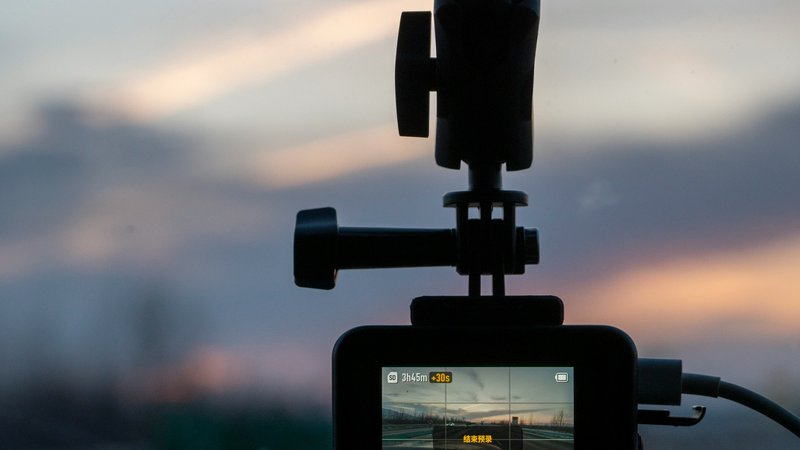 Dashcam bevestigd achter de voorruit van een auto