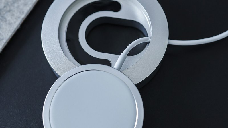 Ronde magnetische draadloze oplader met kabel op een donker oppervlak