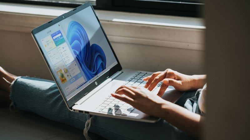 Laptop op een bureau, open en in gebruik