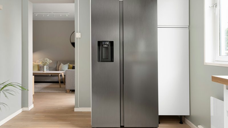 Moderne vrijstaande koel-vriescombinatie in een lichte keuken