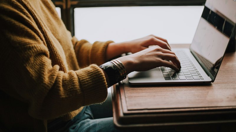 Laptop op een bureau thuis, klaar voor werk, studie en ontspanning
