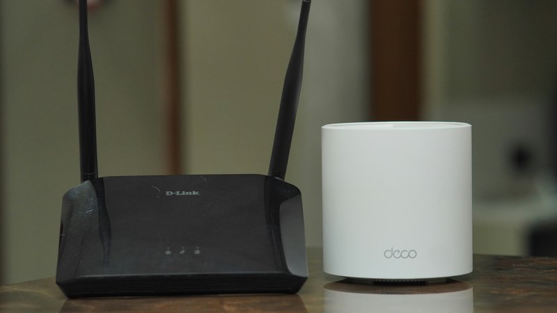 Wifi-versterker bij de trap in een woonkamer om dode hoeken in huis op te lossen