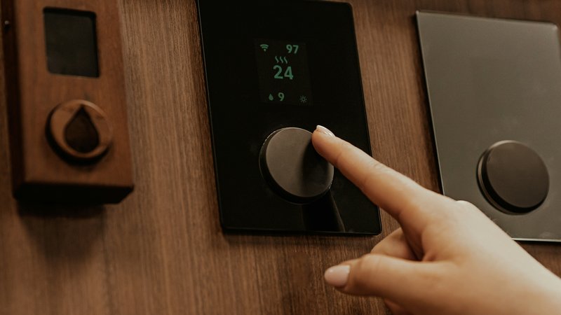 Slimme thermostaat aan de muur met temperatuurweergave op het display